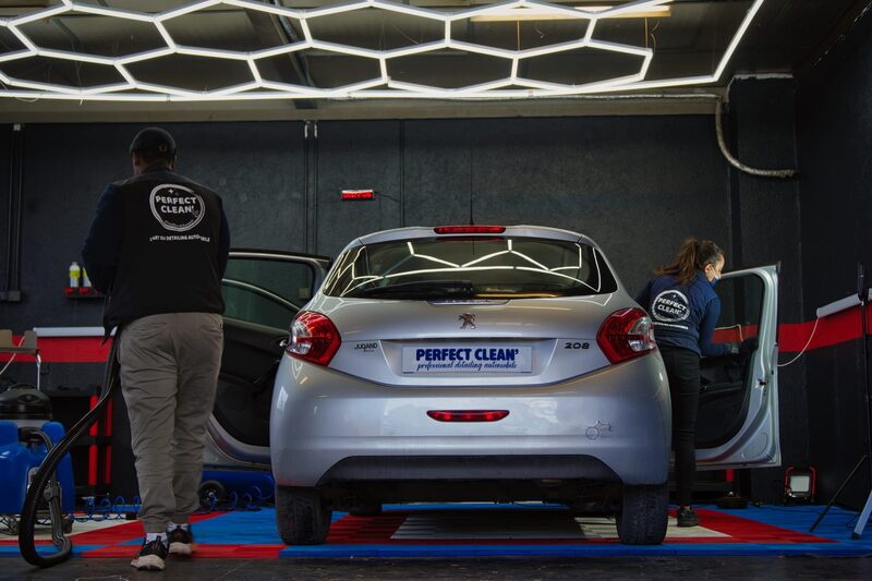 Atelier Perfect Clean 74 à Cranves-Sales — équipe certifiée et Peugeot 208 sous la rampe LED professionnelle
