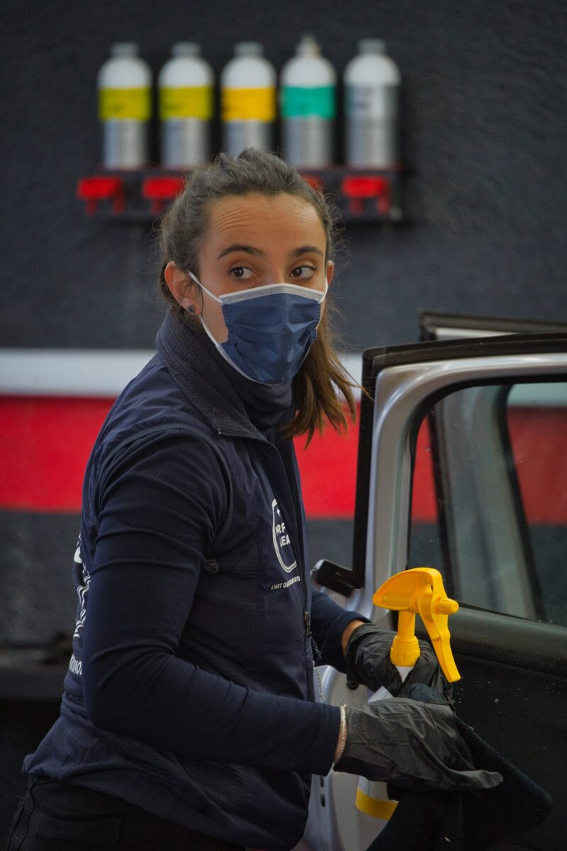 Portrait professionnel de la détailleuse Perfect Clean 74, vaporisateur jaune en main
