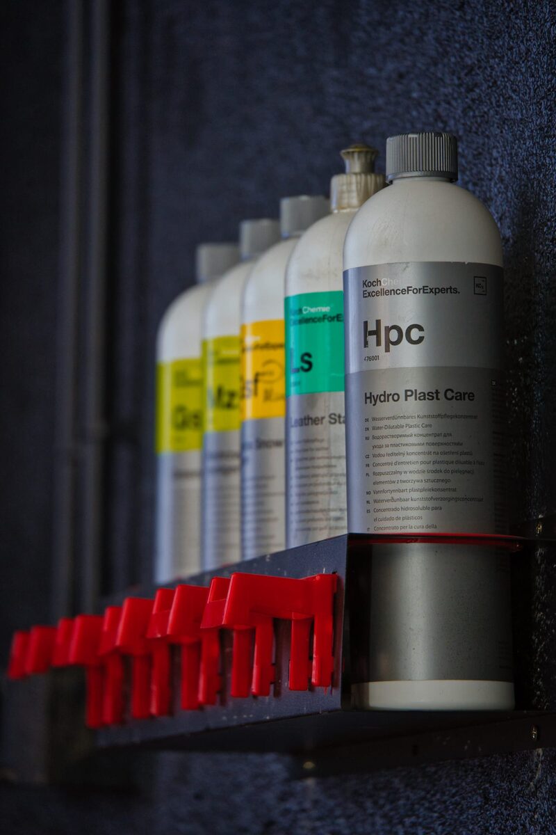 Rangée de produits professionnels Koch-Chemie sur rack mural de l'atelier : Hydro Plast Care, Leather Star, GSF