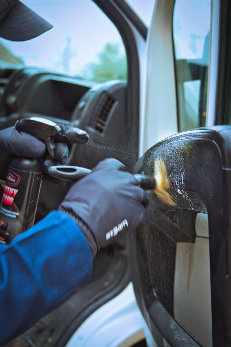 Detailing panneau de porte au pinceau professionnel